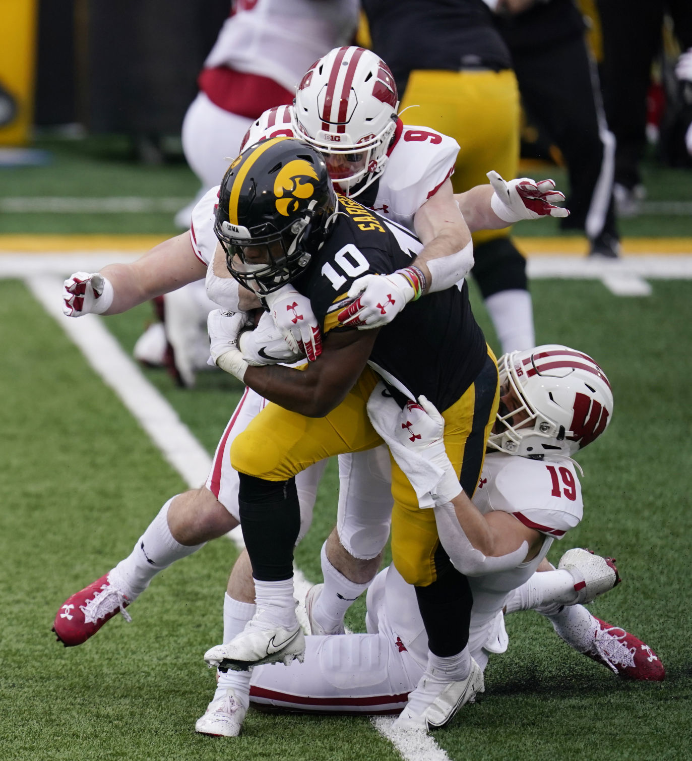 Hawkeyes 28, Badgers 7